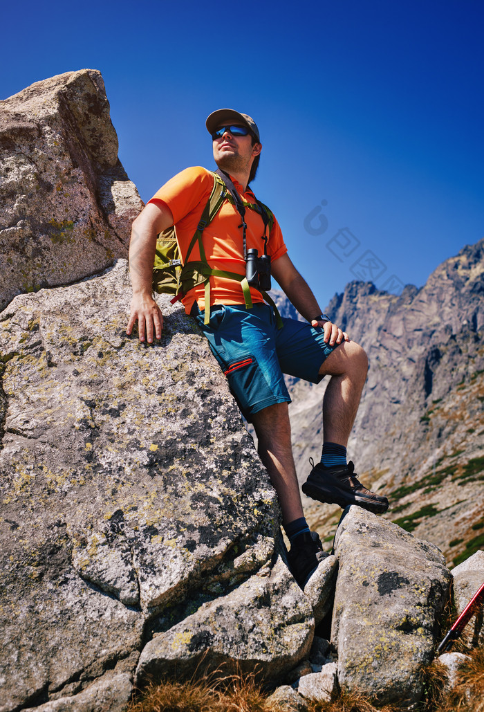 登山石头上休息的男人