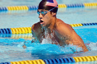 游泳比赛的男人摄影图