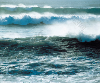 深色调汹涌海浪摄影图