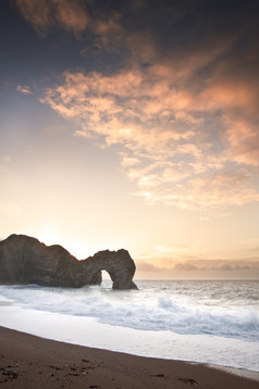 黎明日出岩石海岸海景