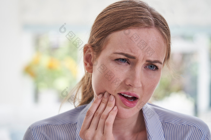 牙疼捂脸的女人摄影图
