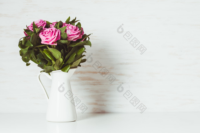 白色花瓶里的花束摄影图
