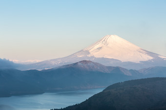 白雪皑皑的富士山摄影图
