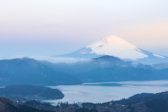 蓝色调富士山的日出摄影图
