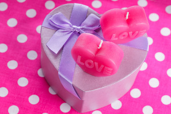 紫色礼盒和心形蜡烛