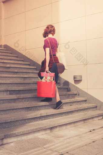 提购物袋上楼梯的<strong>女人背影</strong>