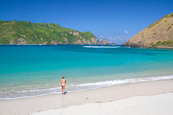 假期旅游海边沙滩大海比基尼美女光脚风景