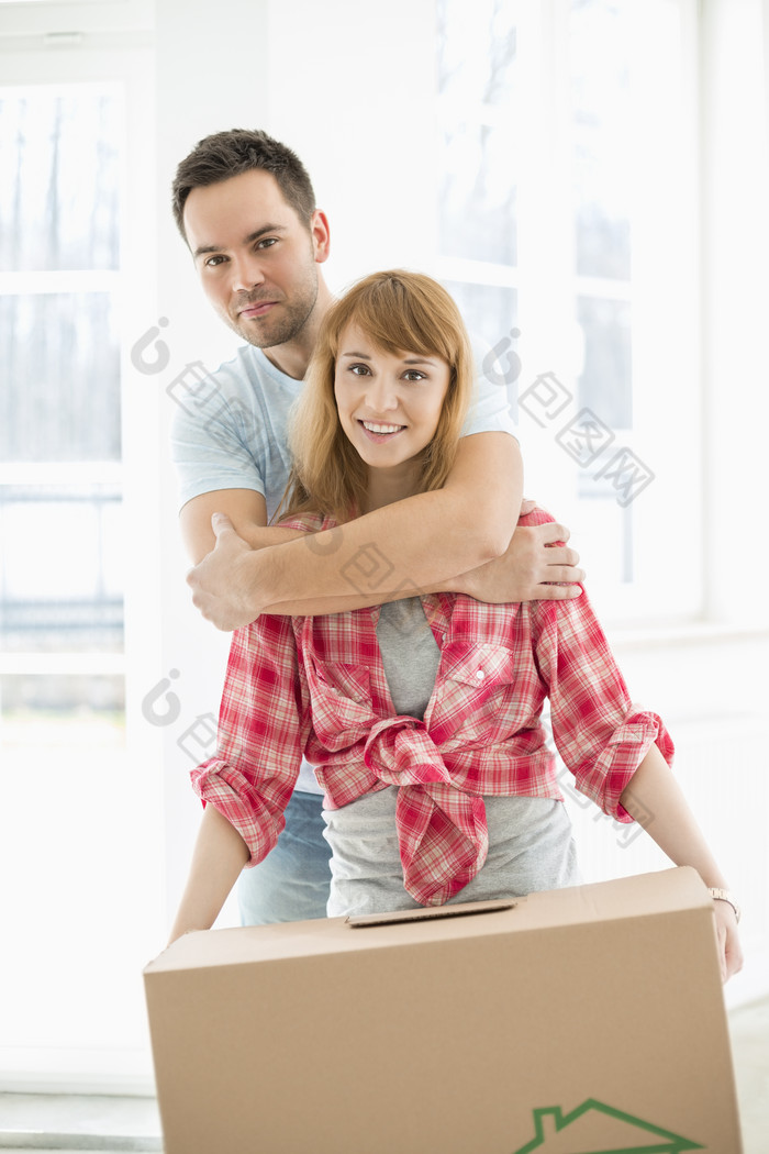 简约搬纸箱的夫妻摄影图