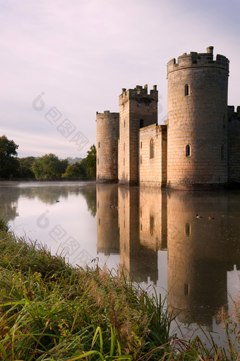 简约水中的城堡摄影图