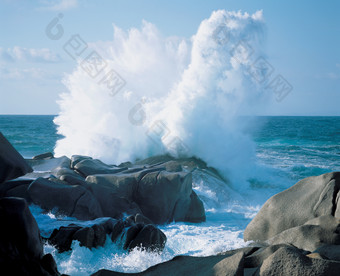 海边岩石上的海浪