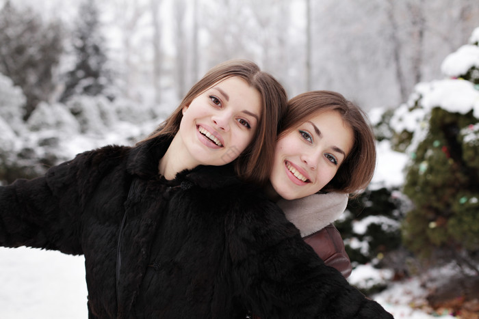 在雪地里嬉戏的两个女生
