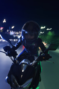 暗色调骑摩托车的人摄影图