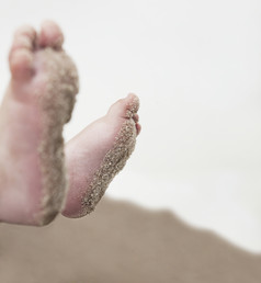 沾满沙子的婴儿脚丫