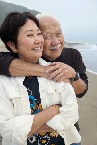 海滩亲密的老年人<strong>夫妻</strong>