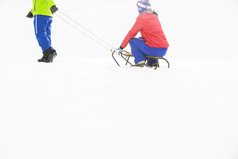 简约雪中滑行摄影图