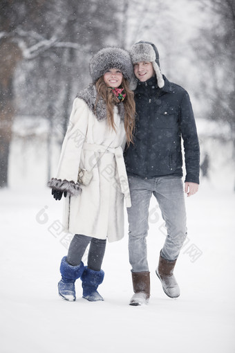 简约雪地中的夫妻摄影图