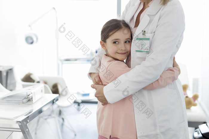简约风拥抱的小病人摄影图