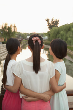 三个女人河边拥抱着抱着腰朋友闺蜜户外旅游