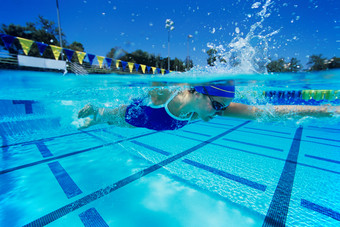 蓝色调泳池的人摄影图