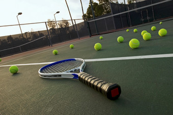 深色调地上的<strong>网球</strong>摄影图