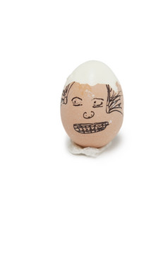 煮鸡蛋剥壳表情摄影图