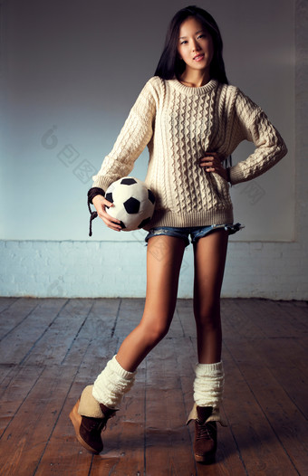 <strong>暗色调拿</strong>足球女孩摄影图