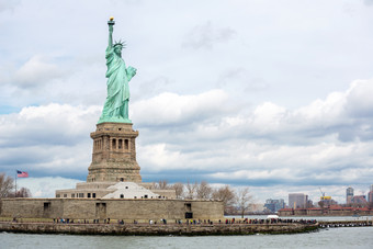 纽约云层中的自由女神雕像