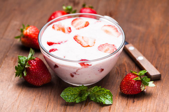 <strong>新鲜草莓</strong>酸奶饮食摄影图