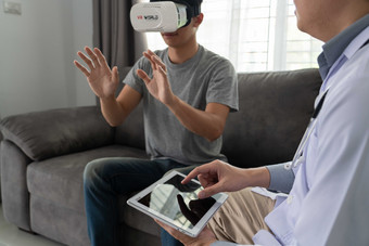 <strong>家庭</strong>医生VR智能电子设备模拟虚拟高科技图
