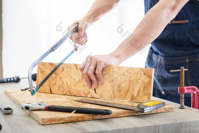 锯子锯木板的木工