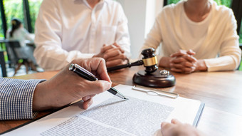 法律律师合同工作男人合作职业办公咨询照