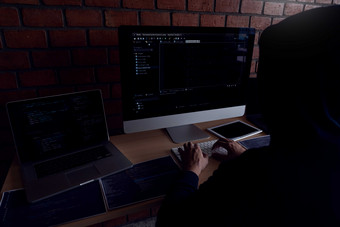 黑客公司办公室工作电脑编程神秘的男人照