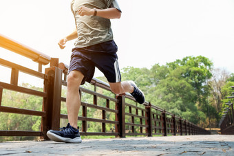 小桥跑步的<strong>男人</strong>摄影图