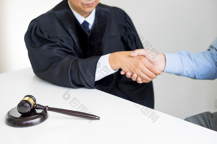 法院握手的法官人物