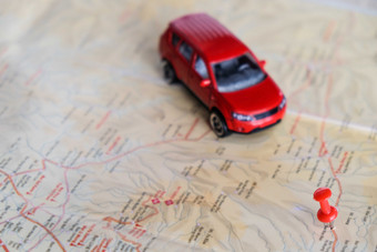 地图上的红色汽车