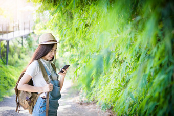 在户外<strong>郊游的女孩</strong>摄影图