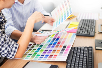 办公室公司工作设计师讨论色彩色卡摄影图