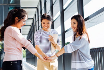 互相打气中的女孩子们