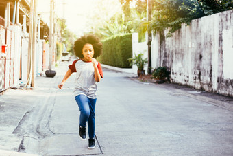 道<strong>路上</strong>奔跑的非洲女孩