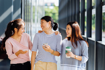 三个女孩之间交流摄影图