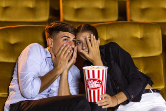 情侣在影院看恐怖片