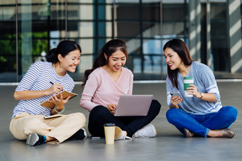 用<strong>笔记本电脑</strong>学习的女大学生们