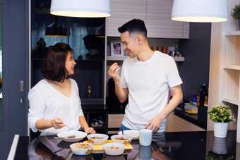 一起用餐的年轻夫妻