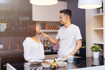 厨房用餐的年轻夫妻