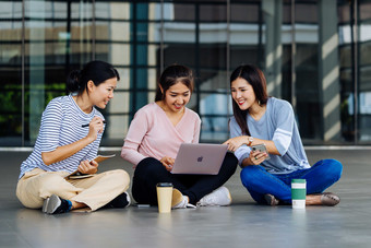 研究学习的女大学生们