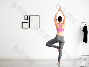 练瑜伽的女人摄影图
