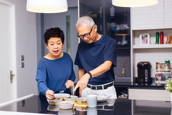 老年夫妻厨房用餐