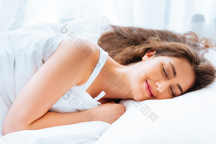 睡觉做美梦的女人摄影图