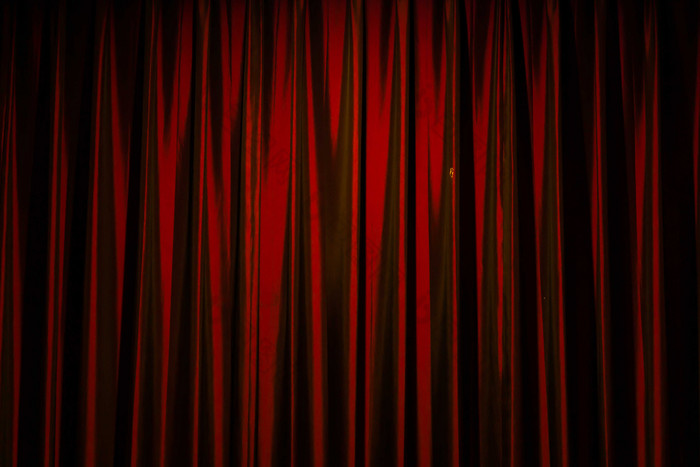 舞台上的红色幕布