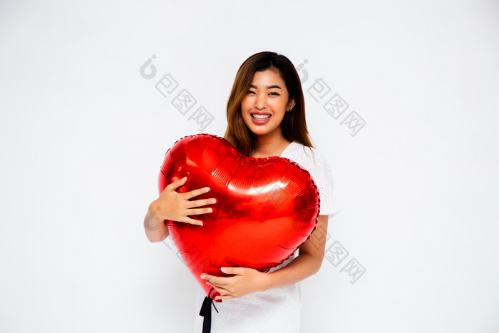 抱着心形气球的女人摄影图